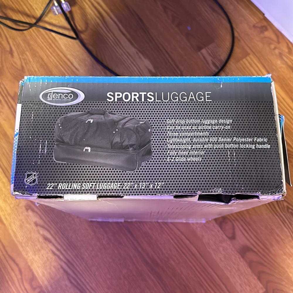 NY Islanders Sports Luggage NEW 22 x 13 x 12 - Picture 2 of 3